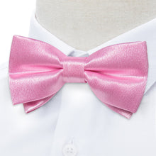 tying bow tie